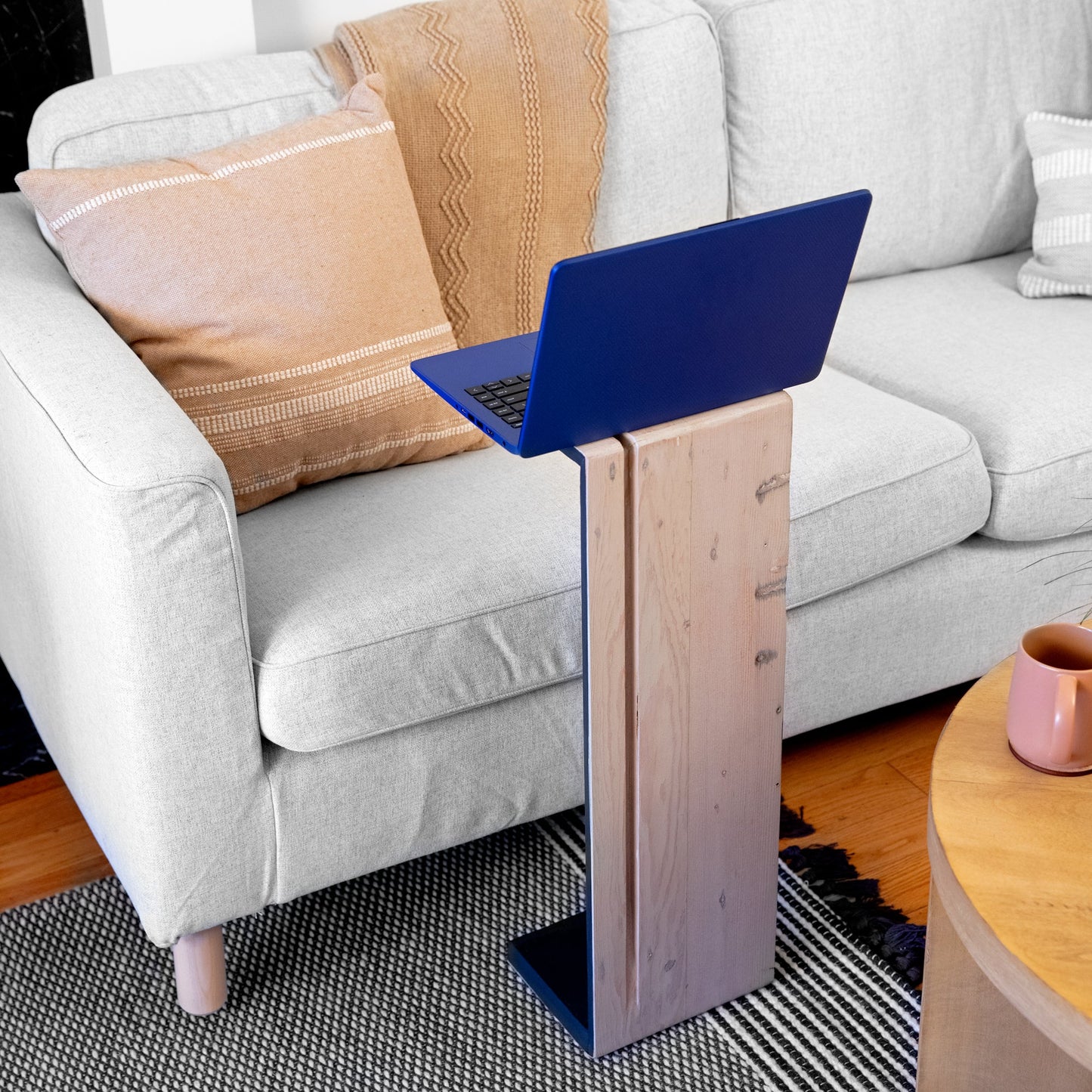 overLAP laptop table by Formr